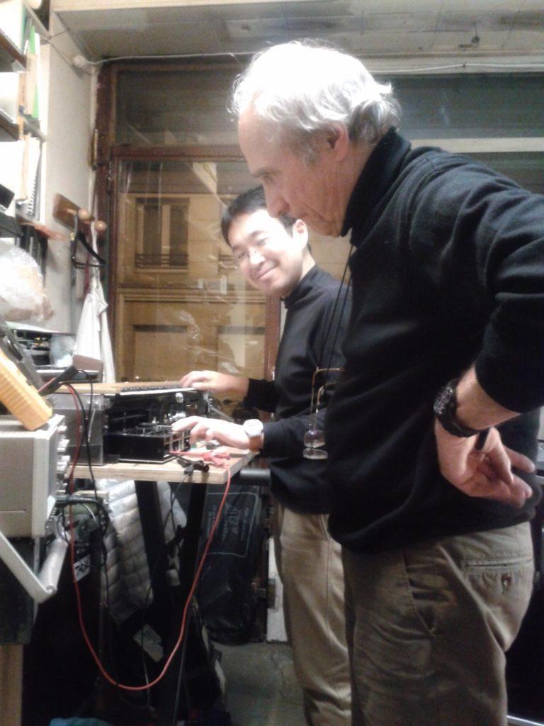 Jean-Loup Dierstein en compagnie d'un client japonnais à l'atelier